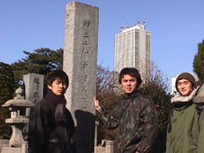 ジョン万次郎墓前でゼミ生